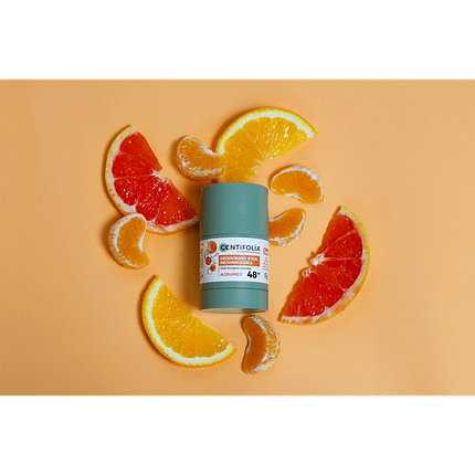 Desodorizante citrinos Centifolia rodeado de diferentes citrinos com um fundo laranja